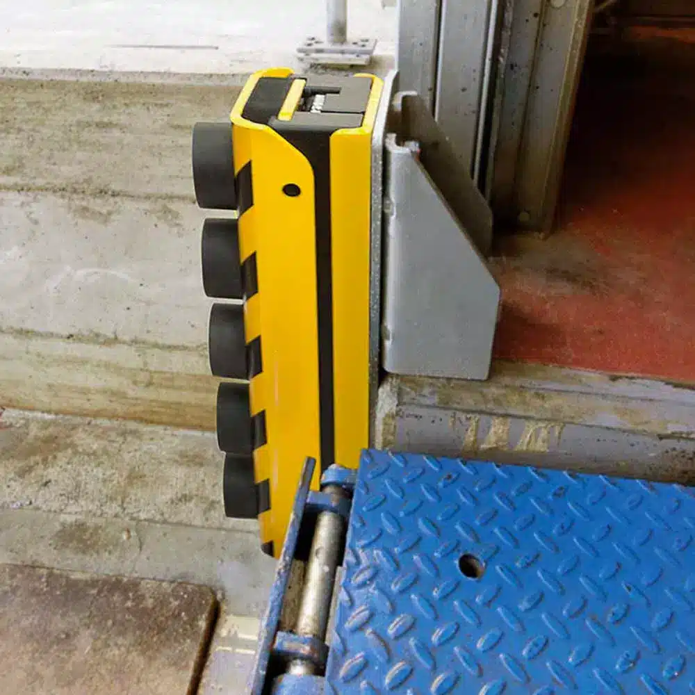 RS600S10-respingente-antiurto-per-baie-di-carico-industriali