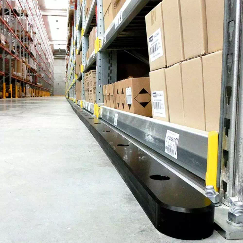 delimitatori-a-pavimento-per-la-protezione-di-scaffalature-industriali