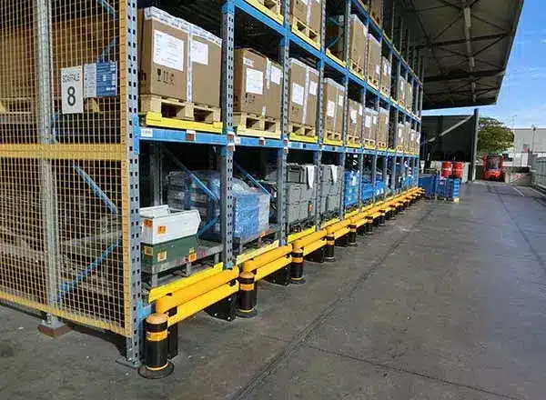 come-proteggere-da-possibili-urti-scaffalture-esterne