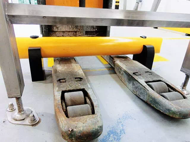 protezione-antiurto-oltrepassata-da-forche-carrello-elevatore