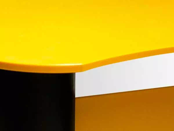 tavolino-ingresso-accoglienza-moderno-linee-morbide-giallo-nero