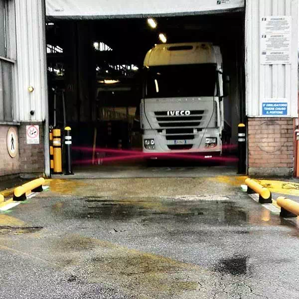 dynamic impact post with vehicle photocell sensor at entrance